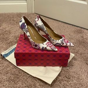 Tory Burch
Penelope Floral
Leather Pump